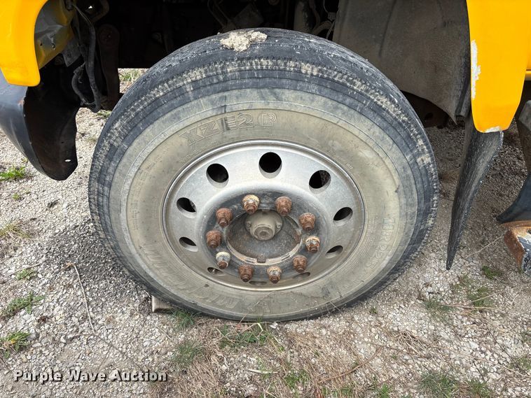 image for item FH7034 2006 GMC C7500 truck cab and chassis