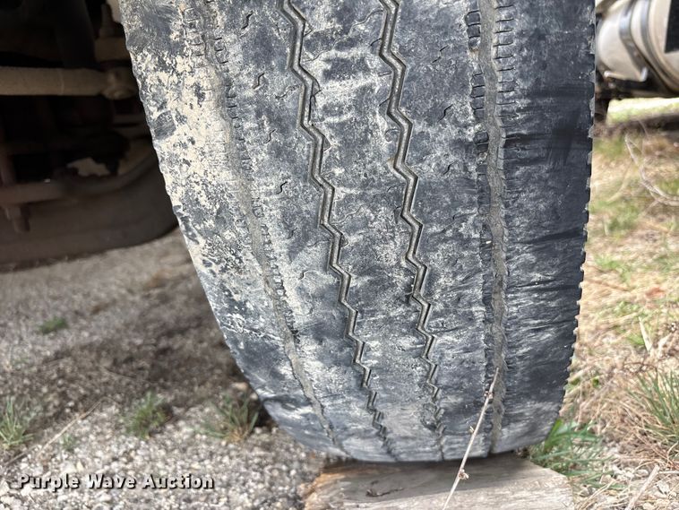 image for item FH7034 2006 GMC C7500 truck cab and chassis