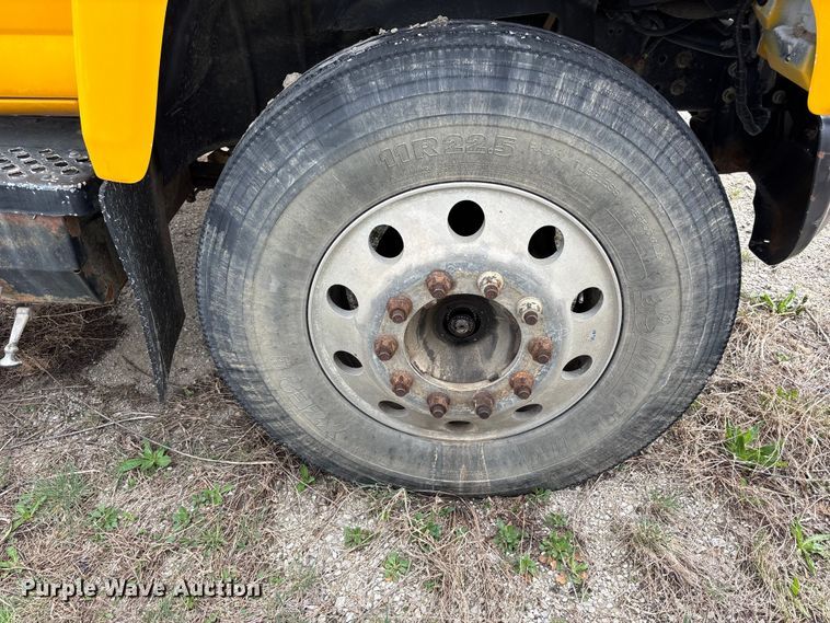 image for item FH7034 2006 GMC C7500 truck cab and chassis