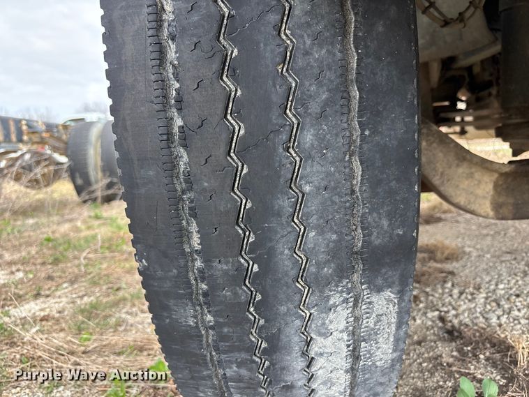 image for item FH7034 2006 GMC C7500 truck cab and chassis