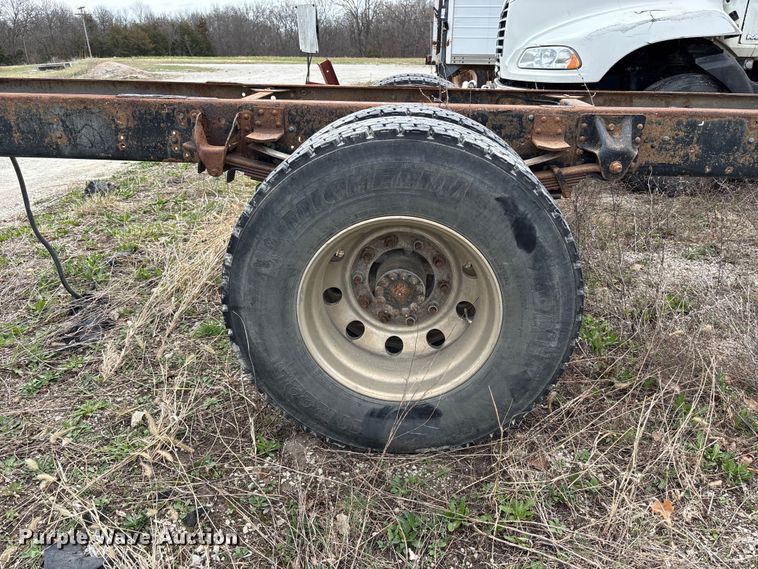 image for item FH7034 2006 GMC C7500 truck cab and chassis