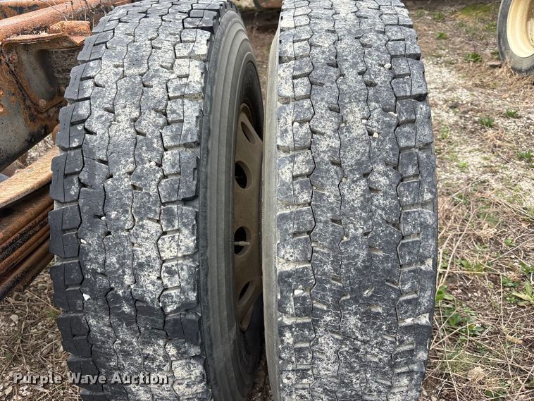 image for item FH7034 2006 GMC C7500 truck cab and chassis