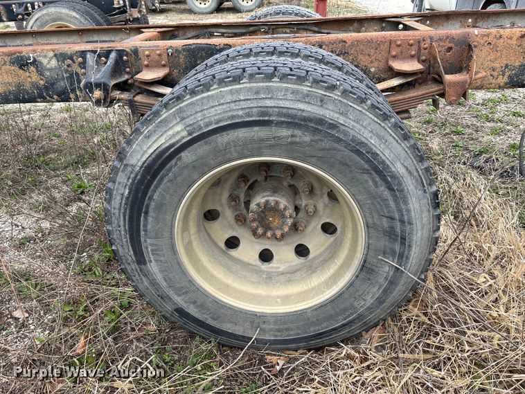 image for item FH7034 2006 GMC C7500 truck cab and chassis