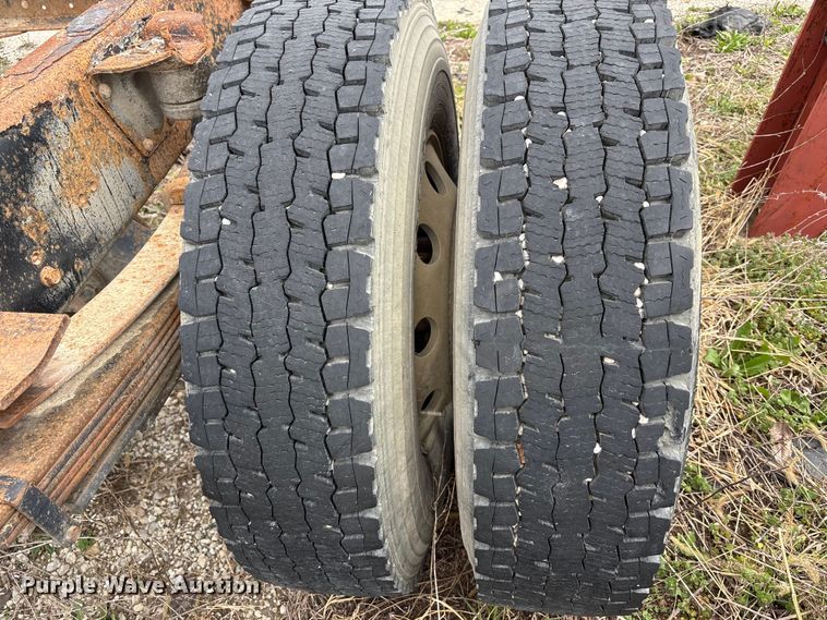 image for item FH7034 2006 GMC C7500 truck cab and chassis