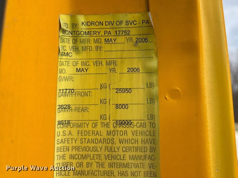 image for item FH7034 2006 GMC C7500 truck cab and chassis