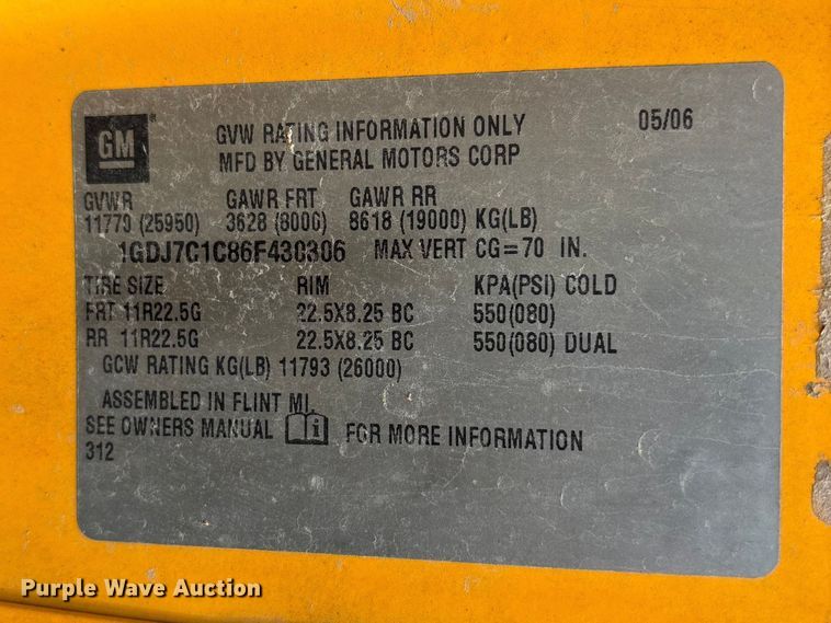 image for item FH7034 2006 GMC C7500 truck cab and chassis