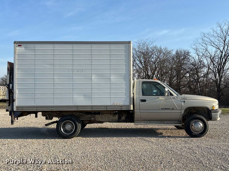 image for item FH7041 1999 Dodge Ram 3500 box truck