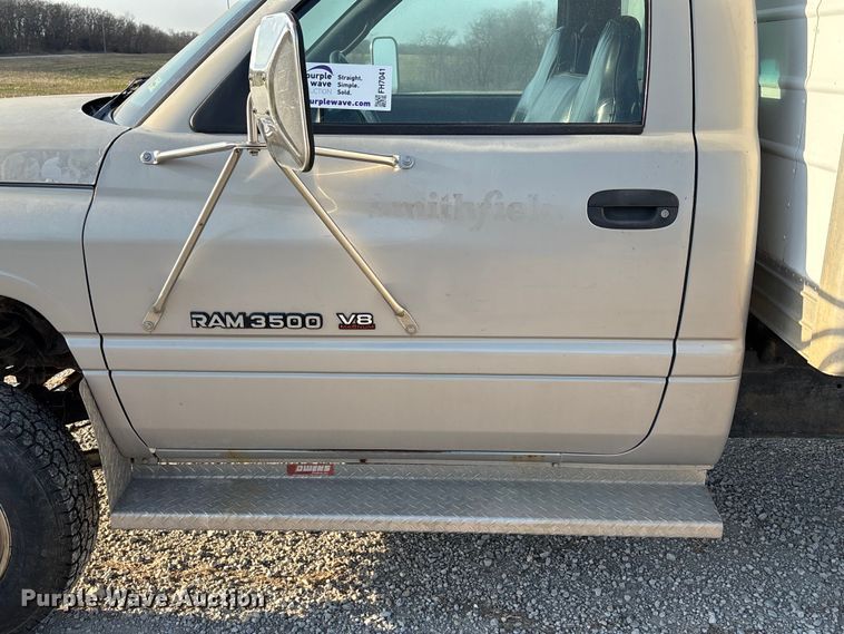 image for item FH7041 1999 Dodge Ram 3500 box truck