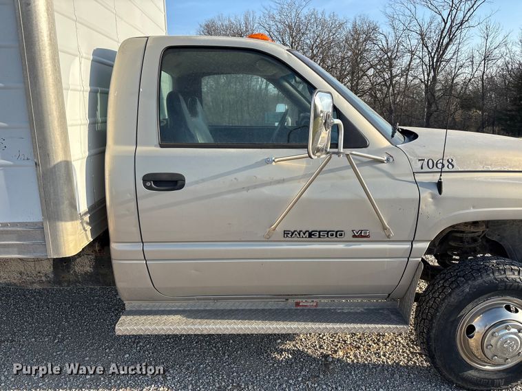image for item FH7041 1999 Dodge Ram 3500 box truck
