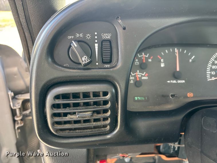 image for item FH7041 1999 Dodge Ram 3500 box truck