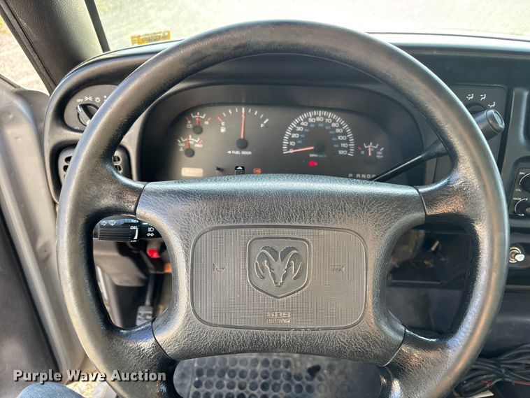 image for item FH7041 1999 Dodge Ram 3500 box truck