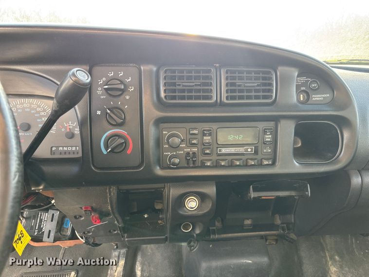 image for item FH7041 1999 Dodge Ram 3500 box truck