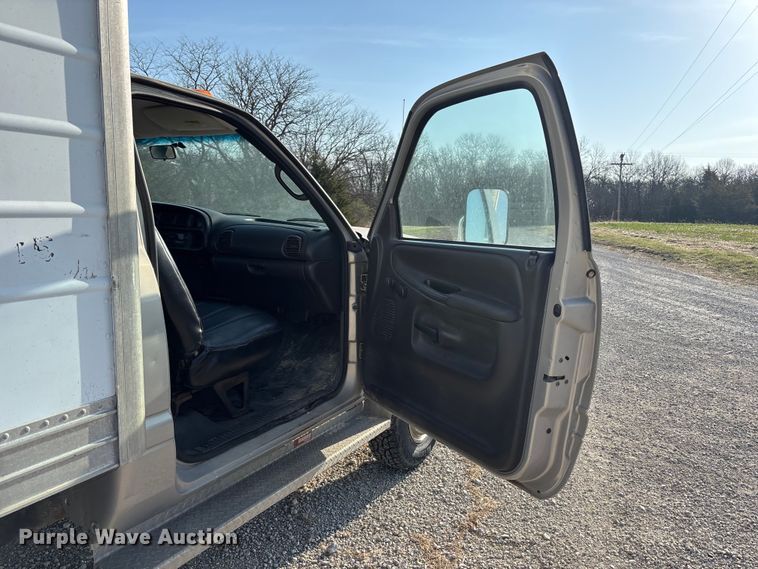 image for item FH7041 1999 Dodge Ram 3500 box truck