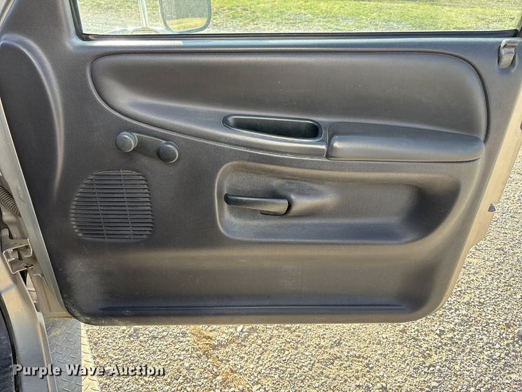 image for item FH7041 1999 Dodge Ram 3500 box truck