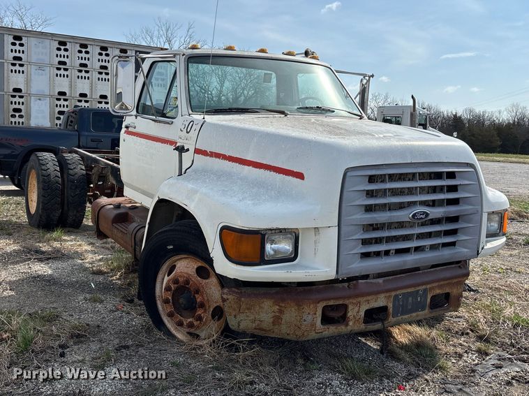 image for item FH7042 1998 Ford F800 truck cab and chassis