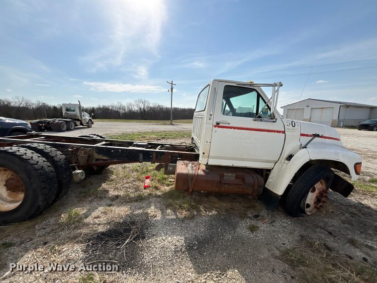 image for item FH7042 1998 Ford F800 truck cab and chassis