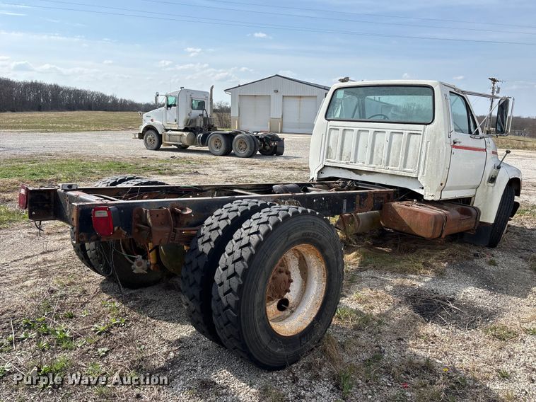 image for item FH7042 1998 Ford F800 truck cab and chassis