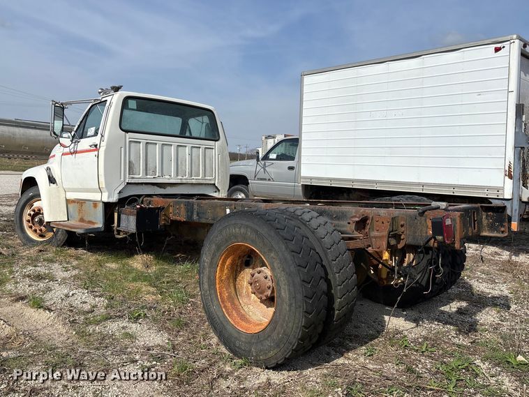 image for item FH7042 1998 Ford F800 truck cab and chassis