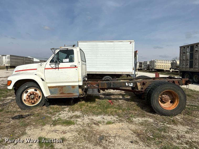 image for item FH7042 1998 Ford F800 truck cab and chassis