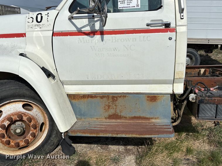 image for item FH7042 1998 Ford F800 truck cab and chassis