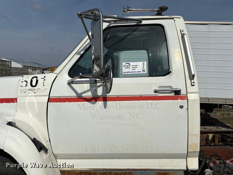 image for item FH7042 1998 Ford F800 truck cab and chassis