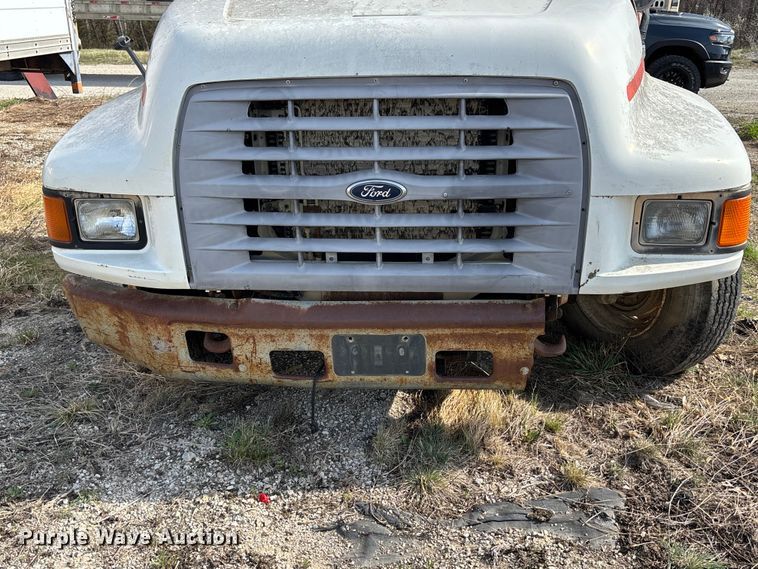 image for item FH7042 1998 Ford F800 truck cab and chassis