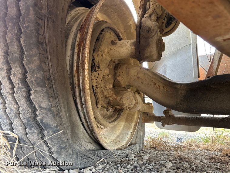 image for item FH7042 1998 Ford F800 truck cab and chassis