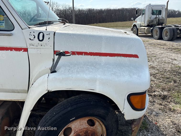 image for item FH7042 1998 Ford F800 truck cab and chassis