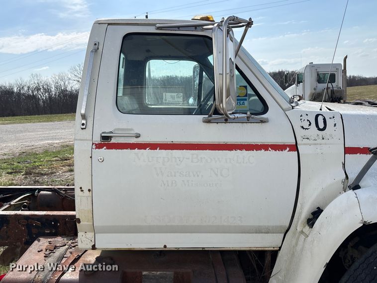 image for item FH7042 1998 Ford F800 truck cab and chassis
