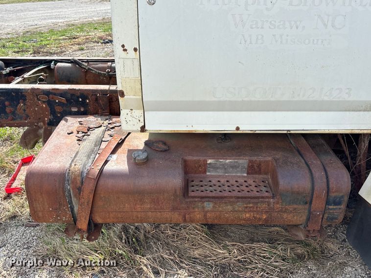 image for item FH7042 1998 Ford F800 truck cab and chassis