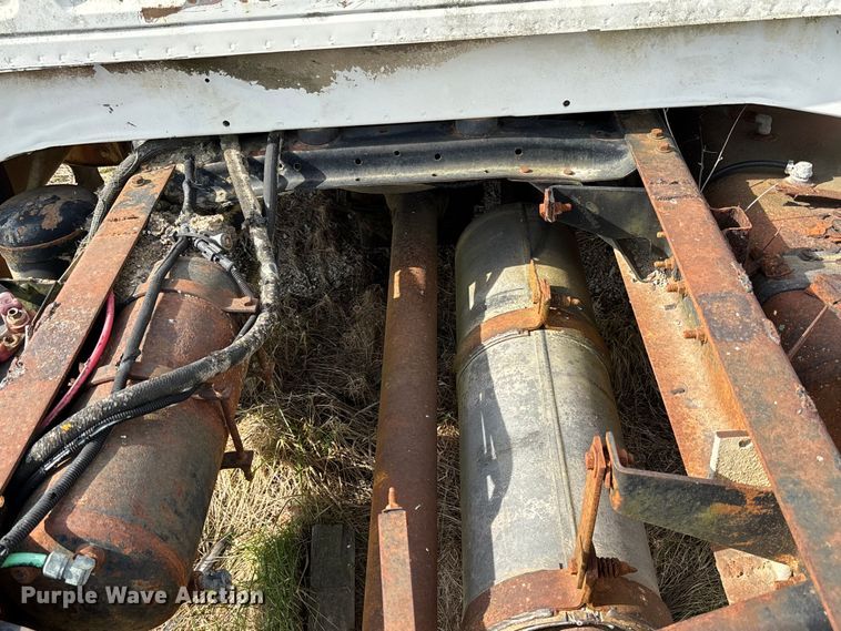 image for item FH7042 1998 Ford F800 truck cab and chassis