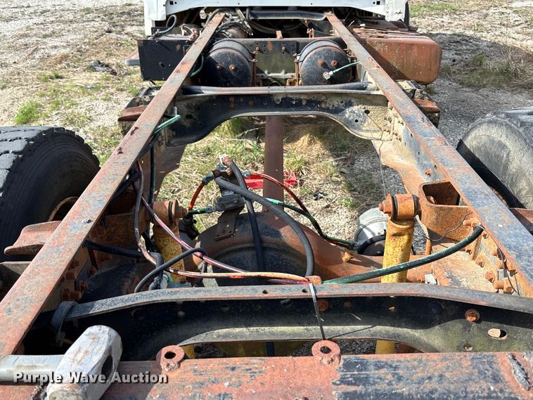 image for item FH7042 1998 Ford F800 truck cab and chassis