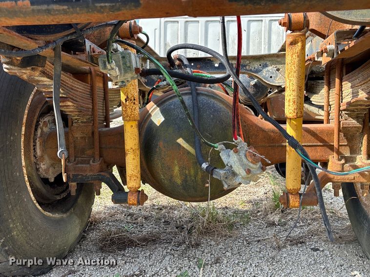 image for item FH7042 1998 Ford F800 truck cab and chassis