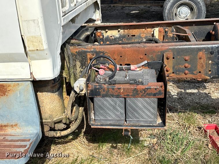 image for item FH7042 1998 Ford F800 truck cab and chassis