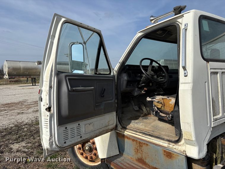 image for item FH7042 1998 Ford F800 truck cab and chassis