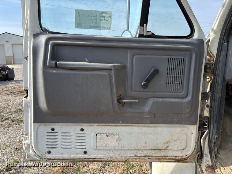 image for item FH7042 1998 Ford F800 truck cab and chassis