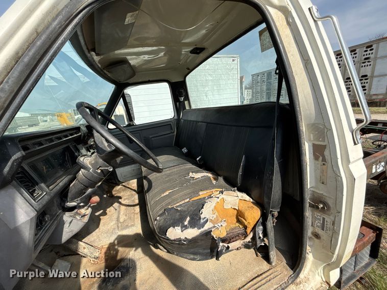 image for item FH7042 1998 Ford F800 truck cab and chassis