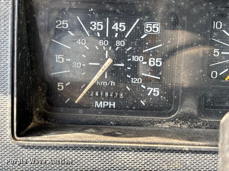 image for item FH7042 1998 Ford F800 truck cab and chassis