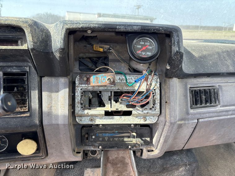 image for item FH7042 1998 Ford F800 truck cab and chassis