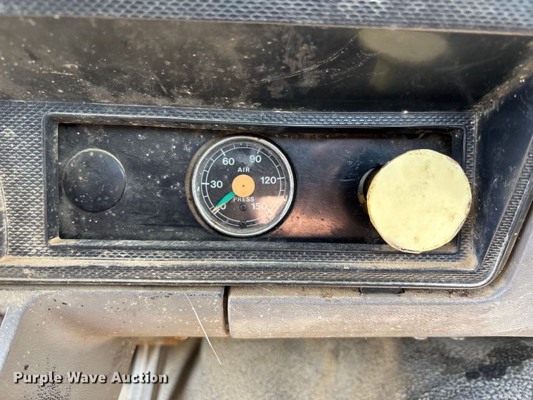 image for item FH7042 1998 Ford F800 truck cab and chassis