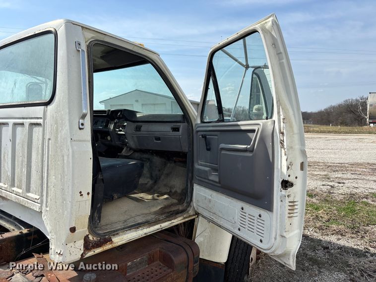 image for item FH7042 1998 Ford F800 truck cab and chassis