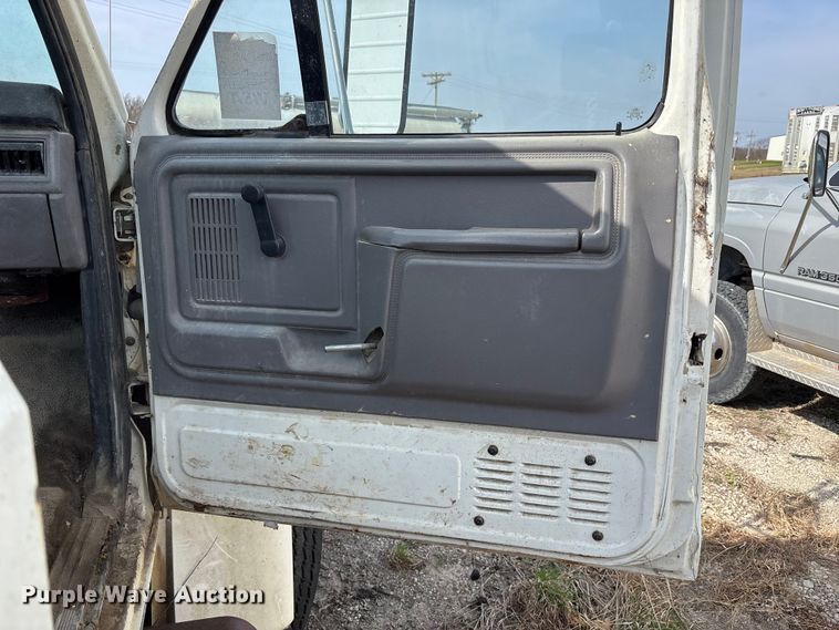 image for item FH7042 1998 Ford F800 truck cab and chassis