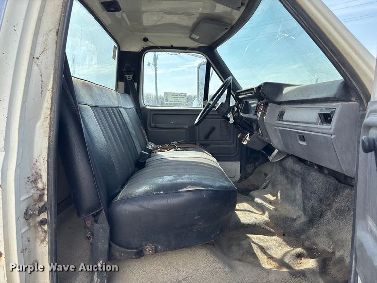 image for item FH7042 1998 Ford F800 truck cab and chassis