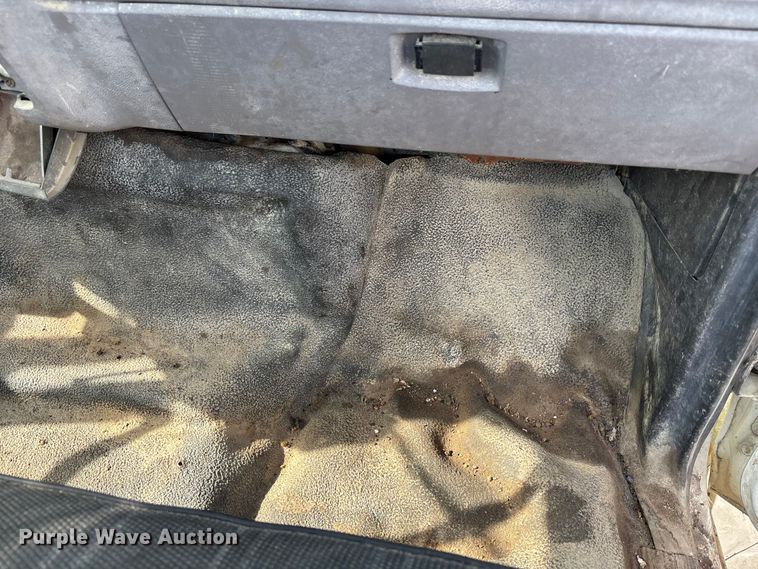 image for item FH7042 1998 Ford F800 truck cab and chassis