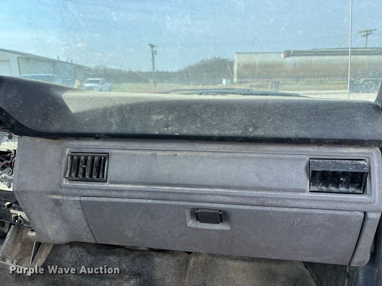 image for item FH7042 1998 Ford F800 truck cab and chassis