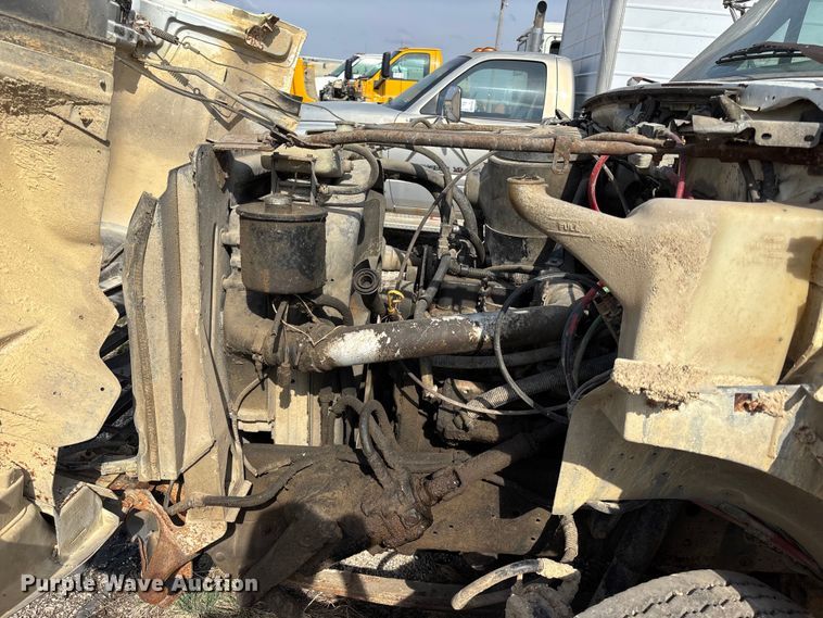 image for item FH7042 1998 Ford F800 truck cab and chassis