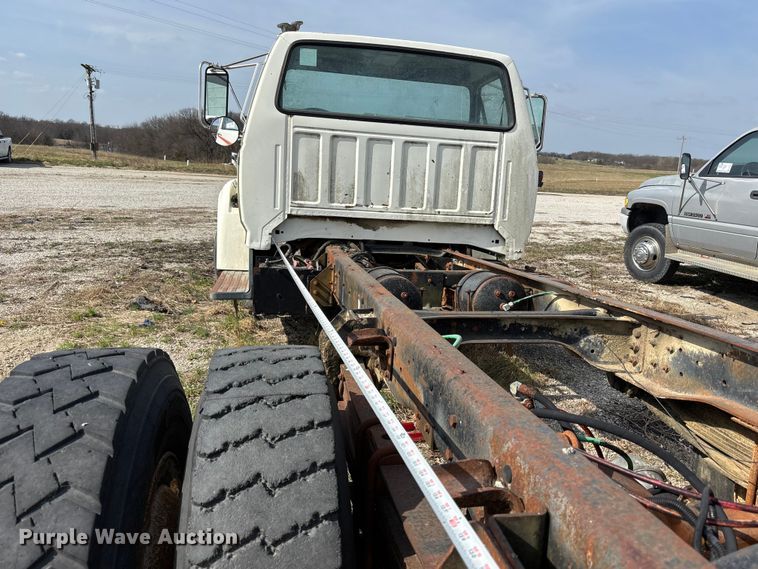 image for item FH7042 1998 Ford F800 truck cab and chassis