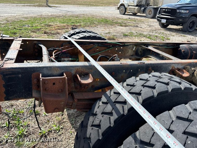 image for item FH7042 1998 Ford F800 truck cab and chassis