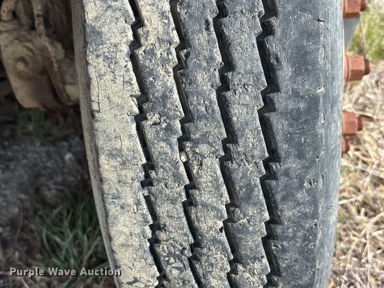 image for item FH7042 1998 Ford F800 truck cab and chassis