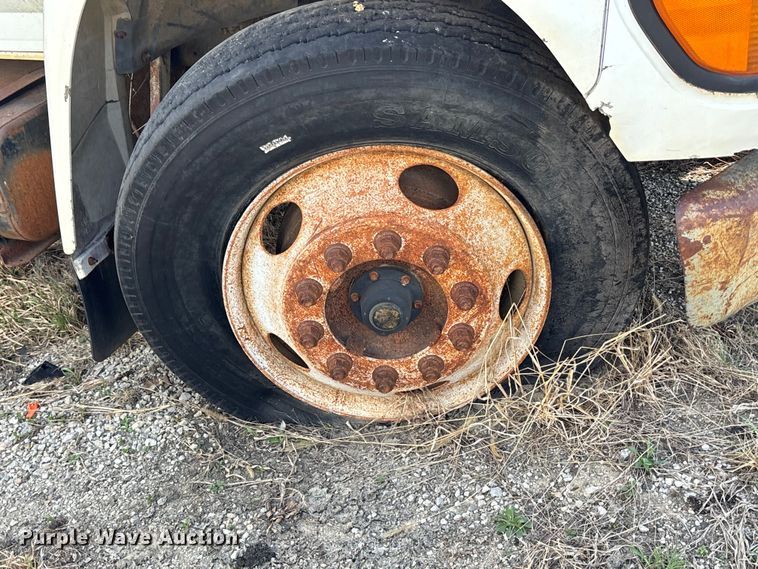 image for item FH7042 1998 Ford F800 truck cab and chassis